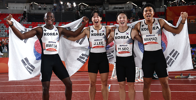 ‘한국 신기록’ 아시안게임 동메달 획득한 계주 대표팀. 사진ㅣ연합뉴스