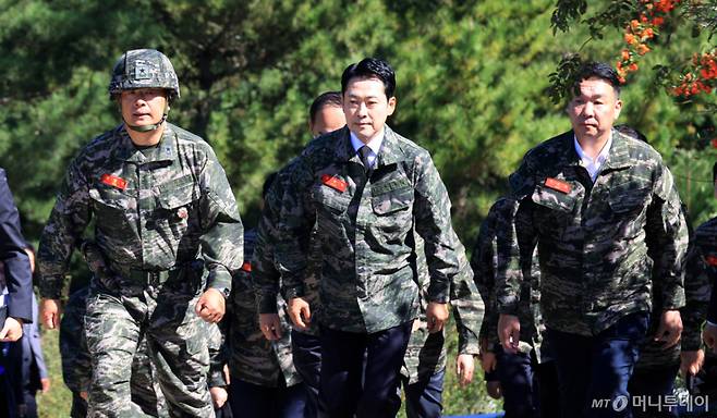 [백령도=뉴시스] 국회사진기자단 = 장동혁 국민의힘 대표가 29일 인천 백령도 천안함 위령탑을 찾고 있다. 2026.09.29. photo@newsis.com /사진=
