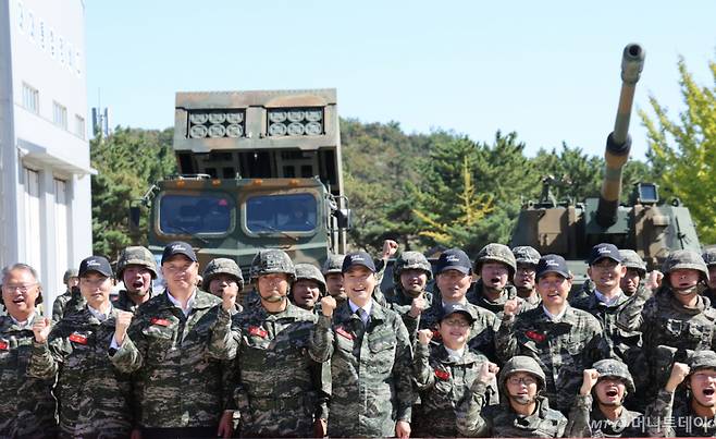 (백령도=뉴스1) 황기선 기자 = 장동혁 국민의힘 대표가 29일 인천 옹진군 백령도 해병대 제6여단에서 장병들과 파이팅을 외치고 있다.  2026.9.29/뉴스1  Copyright (C) 뉴스1. All rights reserved. 무단 전재 및 재배포,  AI학습 이용 금지. /사진=(백령도=뉴스1) 황기선 기자