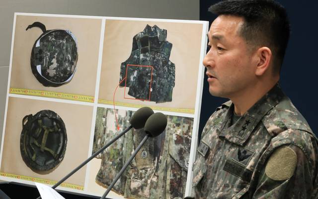 양진혁 합동참모본부 작전부장이 지난 28일 서울 용산구 국방부에서 열린 ‘비무장지대 지뢰 추정 폭발 사고’ 관련 지뢰 파편 등에 대해 설명하고 있다. 연합뉴스