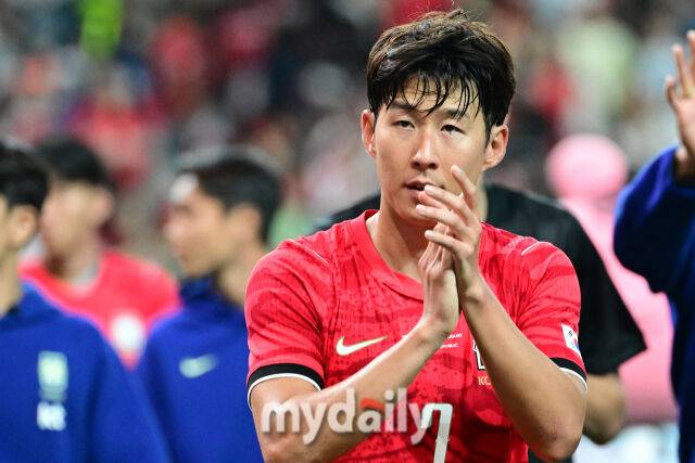 대한민국 축구 국가대표팀 손흥민이 28일 오후 서울월드컵경기장에서 진행된 '하나은행 초청 친선경기' 우루과이와의 경기에서 1-4로 패배한 뒤 팬들에게 인사를 하고 있다./곽경훈 기자