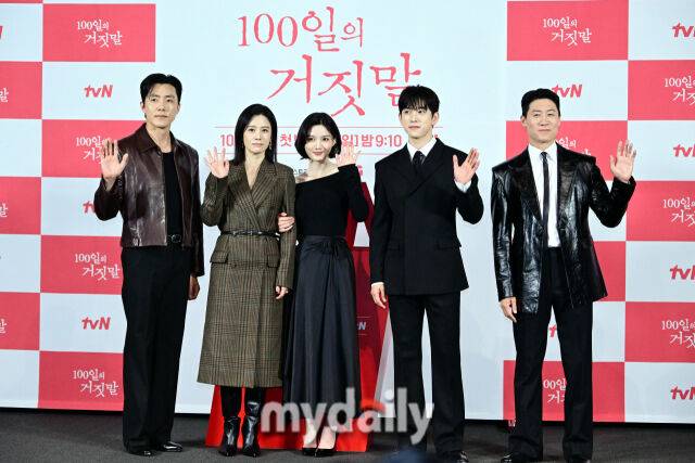 2026년 9월 29일 오후 서울 CGV 용산아이파크몰에서 진행된 tvN '100일의 거짓말' 제작발표회에서 출연진들이 포즈를 취하고 있다. (왼쪽부터 이무생, 김현주, 김유정, 박진영, 진선규) / 곽경훈 기자 kphoto@mydaily.co.kr