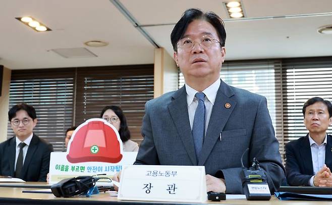 [서울=뉴시스] 김영훈 고용노동부 장관이 지난 4월 17일 서울 중구 서울지방고용노동청에서 열린 이주노동자 노동권익 향상을 위한 업무협약식에서 발언하고 있다. (사진=고용노동부 제공) 2026.04.17. photo@newsis.com *재판매 및 DB 금지