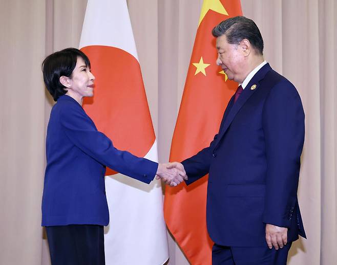 [경주=AP/뉴시스] 시진핑(오른쪽) 중국 국가주석과 다카이치 사나에 일본 총리가 지난해 10월 31일 경주에서 아시아태평양경제협력체(APEC) 정상회의를 계기로 열린 정상회담에 앞서 악수하고 있다. 2026.09.29.
