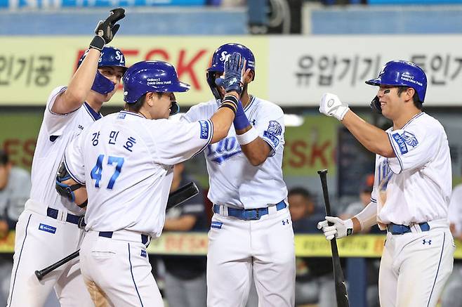 [서울=뉴시스] 프로야구 삼성 라이온즈 강민호가 29일 대구 삼성라이온즈파크에서 열린 한화 이글스와의 2026 신한 쏠 KBO리그 홈 경기에서 홈런을 친 뒤 동료들과 환호하고 있다. (사진=삼성 라이온즈 제공) 2026.09.29.