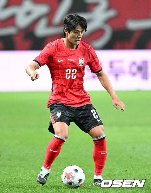 [OSEN= 서울월드컵경기장, 이대선 기자] 로베르트&nbsp;모레노 임시 감독이 이끄는 대한민국 축구 국가대표팀은 28일 서울월드컵경기장에서 디에고 포를란 감독이 지휘하는 우루과이와 A매치 맞대결을 치러 1-4로 대패했다.이로써 모레노 감독은 지난 에콰도르전 3-0 완승 분위기를 이어기는 데 실패했다. 부임 2경기 만에 남미 강호 우루과이를 만나 1-4로 무너졌다.전반 한국 설영우가 드리블 돌파를 하고 있다. 2026.09.28 / sunday@osen.co.kr