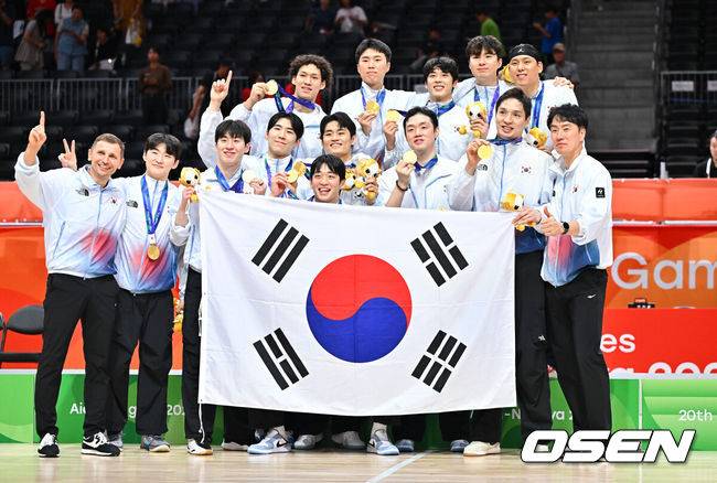[OSEN=나고야(일본), 박준형 기자] 대한민국 남자농구대표팀이 개최국 일본을 꺾고 12년 만에 아시아 정상으로 돌아왔다. 아시안게임 남자농구 역사상 처음 열린 결승 한일전의 승자는 한국이었다.니콜라스 마줄스 감독이 이끄는 한국은 20일 일본 나고야 IG 아레나에서 열린 2026 아이치·나고야 아시안게임 남자농구 결승에서 일본을 65-57로 제압했다.농구대표팀이 포즈를 취하고 있다.     2026.09.20 / soul1014@osen.co.kr