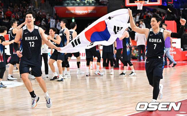 [OSEN=나고야(일본), 박준형 기자] 대한민국 남자농구대표팀이 개최국 일본을 꺾고 12년 만에 아시아 정상으로 돌아왔다. 아시안게임 남자농구 역사상 처음 열린 결승 한일전의 승자는 한국이었다.니콜라스 마줄스 감독이 이끄는 한국은 20일 일본 나고야 IG 아레나에서 열린 2026 아이치·나고야 아시안게임 남자농구 결승에서 일본을 65-57로 제압했다.문정현과 유기상이 태극기를 휘날리며 기뻐하고 있다.    2026.09.20 / soul1014@osen.co.kr