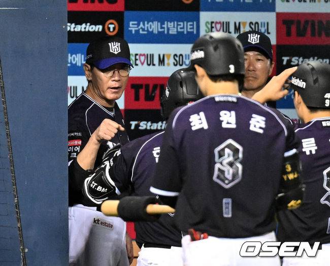 [OSEN=잠실, 이대선 기자] 27일 서울 잠실야구장에서 2026 신한 SOL KBO리그 두산 베어스와 KT 위즈의 경기가 열렸다.두산은 최승용, KT는 배제성을 선발로 내세웠다.7회초 1사 2루에서 KT 한승택이 좌월 투런 홈런을 치고 더그아웃에서 이강철 감독과 환호하고 있다. 2026.09.27 /sunday@osen.co.kr