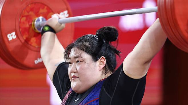 29일 일본 아이치현 나고야 중소기업진흥회관에서 열린 2026 아이치·나고야 아시안게임 여자 역도 86㎏ 이상급 경기 결승. 한국 박혜정이 인상 1차 시기 128kg을 성공하고 있다. (사진=연합뉴스)