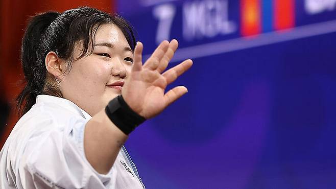 29일 일본 아이치현 나고야 중소기업진흥회관에서 열린 2026 아이치·나고야 아시안게임 여자 역도 86㎏ 이상급 경기. 박혜정이 경기장에 들어서며 인사를 하고 있다. (사진=연합뉴스)