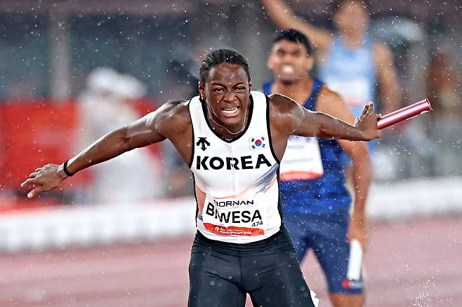 대한민국 육상 남자 400ｍ 계주 대표팀 마지막 주자 비웨사 다니엘 가사마가 28일 일본 나고야 미즈호 파크 육상경기장에서 열린 2026 아이치·나고야 아시안게임 육상 남자 400ｍ 계주 결선에서 결승선을 통과하고 있다. 한국은 38초43의 한국 신기록으로 3위를 차지했다. 나고야=뉴시스