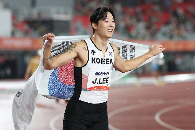 대한민국 육상 남자 400ｍ 계주 대표팀 이재성이 28일 일본 나고야 미즈호 파크 육상경기장에서 열린 2026 아이치·나고야 아시안게임 육상 남자 400ｍ 계주 결선에서 동메달을 차지한 뒤 기뻐하고 있다. 나고야=뉴시스
