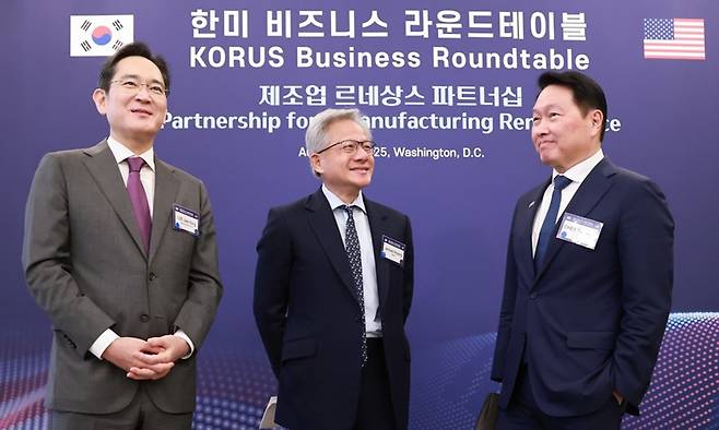 지난 8월 25일(현지시간) 미국 워싱턴에서 열린 한·미 비즈니스 라운드 테이블에 참석한 이재용 삼성전자 회장(왼쪽부터)과 젠슨 황 엔비디아 최고경영자(CEO), 최태원 SK그룹 회장. 연합뉴스