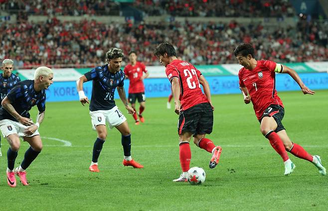 김민수가 28일 우루과이전에서 뒤로 돌아 뛰는 손흥민에게 감각적인 패스를 하고 있다. 연합뉴스
