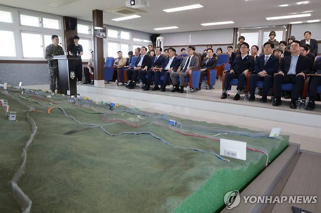 국회 국방위, 지뢰 추정 폭발 사고 현장 조사 (서울=연합뉴스) 더불어민주당과 개혁신당 소속 국회 국방위원들이 28일 지뢰 추정 폭발 사고에 대한 현장 조사를 위해 육군 25사단을 찾아 관계자의 설명을 듣고 있다. 2026.9.28 [국회사진기자단] photo@yna.co.kr