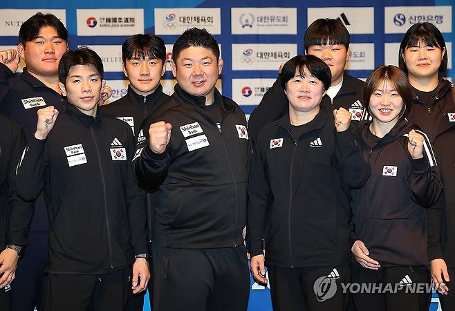 기념촬영하는 유도 국가대표 선수와 감독 (진천=연합뉴스) 김성민 기자 = 허미미를 포함한 유도 국가대표 선수들이 9일 충북 진천군 진천국가대표선수촌에서 열린 2026 아이치·나고야 아시안게임 유도 국가대표팀 미디어데이에서 기념촬영하고 있다. 앞줄 왼쪽부터 이하림, 황희태 감독, 정성숙 감독, 허미미. 2026.9.9 ksm7976@yna.co.kr