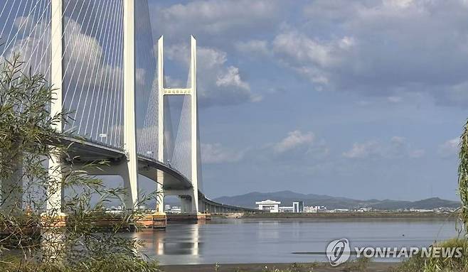 북중 연결하는 신압록강대교 (단둥=연합뉴스) 한종구 특파원 = 8일 오전 중국 랴오닝성 단둥과 북한 신의주를 연결하는 신압록강대교 모습. 2026.9.8.