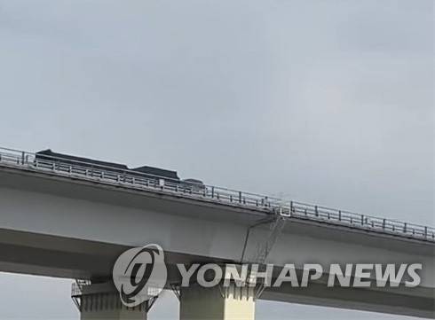 신압록강대교서 대형 화물차 운행 포착 (베이징=연합뉴스) 20일 오전 중국 동북부 랴오닝성 단둥의 신압록강대교를 통해 대형 트럭 한 대가 북한 신의주 방향으로 이동하고 있다. 2026.9.20 [독자 제공. 재판매 및 DB금지] photo@yna.co.kr