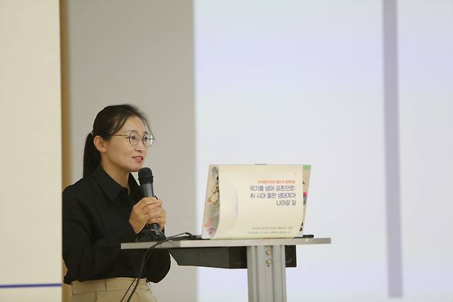 박정인 덕성여대 AI 다이나인포(DynaInfo) 연구소 교수가 29일  서울시 마포구 마포중앙도서관에서 열린 한국출판인회의의 출판·AI 정책포럼에서 기조발제를 하고 있다. 
[한국출판인회의 제공. 재판매 및 DB 금지]
