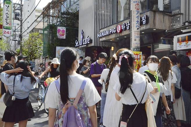 도쿄 신오쿠보 젊은이들 일본 도쿄의 코리아타운 신오쿠보를 방문한 일본 젊은이들. 사진은 기사 내용과 직접 관련 없음. [교도 자료사진]