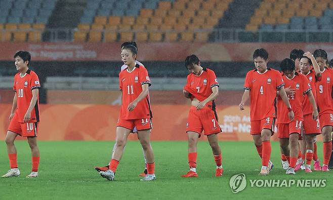 한국, 일본에 2대0 패배 (후쿠로이[일본]=연합뉴스) 이동해 기자 = 29일 일본 시즈오카현 후쿠로이의 시즈오카 스타디움 에코파에서 열린 2026 아이치·나고야 아시안게임 여자 축구 준결승 대한민국과 일본의 경기가 한국의 2대0 패배로 끝났다. 
    경기가 종료된 뒤 한국 선수들이 어두운 표정을 짓고 있다. 2026.9.29 eastsea@yna.co.kr