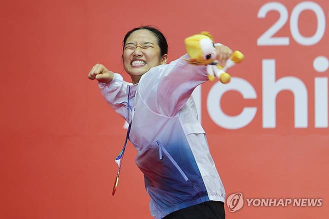 안세영 '한번 더 아자!' (이치노미야[일본]=연합뉴스) 서대연 기자 = 29일 일본 아이치현 이치노미야 시립체육관에서 열린 2026 아이치·나고야 아시안게임 배드민턴 여자 단식에서 금메달을 딴 안세영이 시상대를 내려오며 환호하고 있다. 2026.9.29 dwise@yna.co.kr