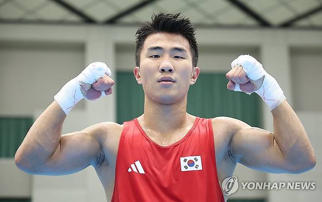 혈투 끝 승리 거둔 장동환 (니시오[일본]=연합뉴스) 김성민 기자 = 29일 일본 아이치현 니시오의 니시오 체육관에서 열린 2026 아이치·나고야 아시안게임 복싱 남자 60㎏급 준결승 한국 장동환이 타지키스탄 아크말 우바이도프를 상대로 승리한 뒤 기뻐하고 있다. 2026.9.29 ksm7976@yna.co.kr