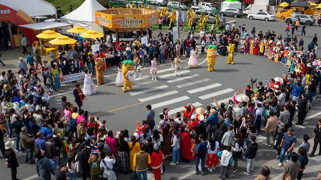 지난 금산세게인산축제 길놀이 공연장면(사진=금산군청 미디어 자료)
