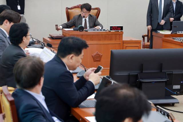 30일 국회 국토교통위원회 전체회의에서 위원장인 국민의힘 유의동 의원이 국정감사 관련 안건을 의결하고 있다. 연합뉴스