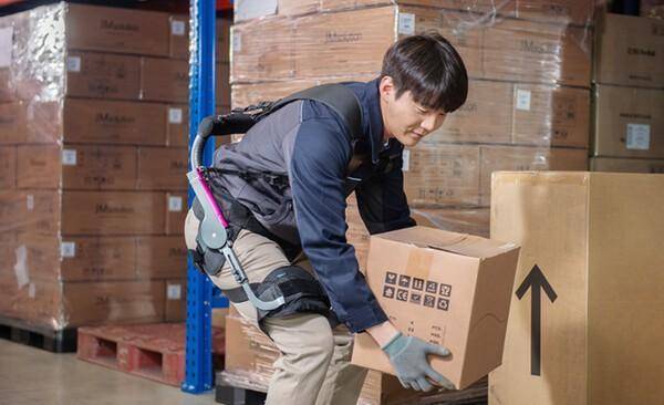 코스모로보틱스의 산업용 웨어러블 로봇 'COSaver Back'을 시현하는 모습. [출처=코스모로보틱스]