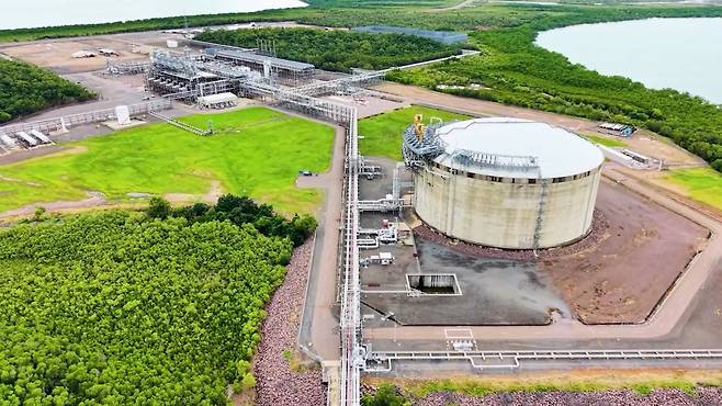다윈LNG플랜트 LNG 저장탱크와 액화플랜트(사진=SK이노베이션 E&S)