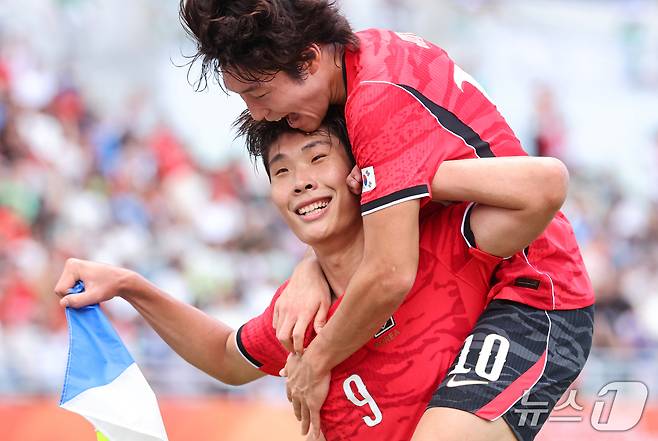 30일 오후 일본 오사카 나가이스타디움에서 열린 2026 아이치·나고야 아시안게임 남자축구 준결승 대한민국과 중국의 경기, 대한민국 이영준이 동점골을 넣고 기뻐하고 있다. 2026.9.30 ⓒ 뉴스1 김도우 기자
