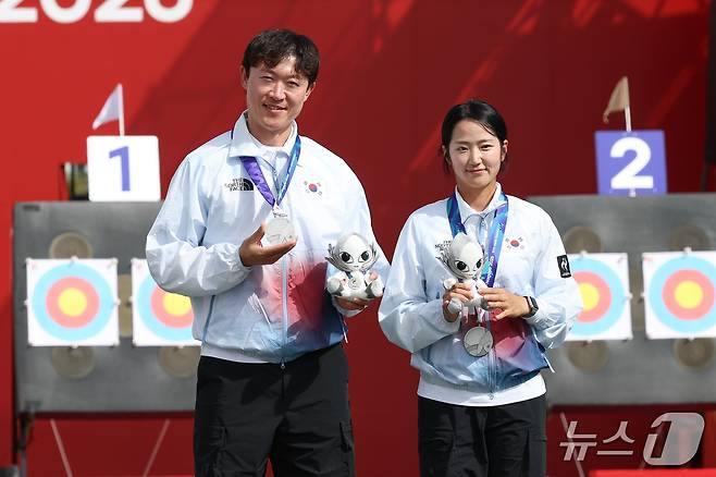 대한민국 최용희, 박정윤이 30일 일본 오카자키 중앙종합공원 다목적광장에서 열린 2026 아이치·나고야 아시안게임 양궁 컴파운드 혼성 단체전 시상식에서 은메달을 목에 걸고 있다. 2026.9.30 ⓒ 뉴스1 안은나 기자