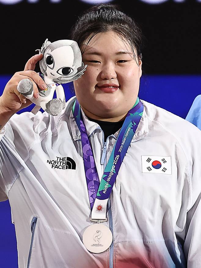 은메달 차지한 박혜정

    (나고야=연합뉴스) 윤동진 기자 = 29일 일본 아이치현 나고야 중소기업진흥회관에서 열린 2026 아이치·나고야 아시안게임 여자 역도 86㎏ 이상급 경기에서  인상 133㎏, 용상 167㎏, 합계 300㎏을 들어올려 은메달을 차지한 박혜정이 메달을 목에 걸고 활짝 웃고 있다.  2026.9.29

    mon@yna.co.kr

(끝)





<저작권자(c) 연합뉴스, 무단 전재-재배포, AI 학습 및 활용 금지>