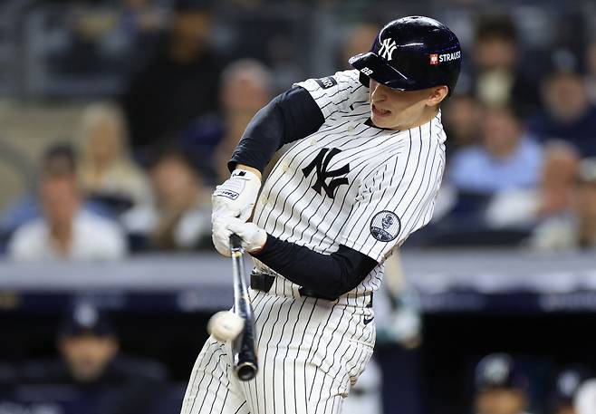 New York Yankees designated hitter Ben Rice (22) hits a solo home run against the Boston Red Sox in the fifth inning of an MLB American League Wild Card game at Yankee Stadium in New York City, on Tuesday, September 29, 2026. Photo by Corey Sipkin/UPI        <저작권자(c) 연합뉴스, 무단 전재-재배포, AI 학습 및 활용 금지>