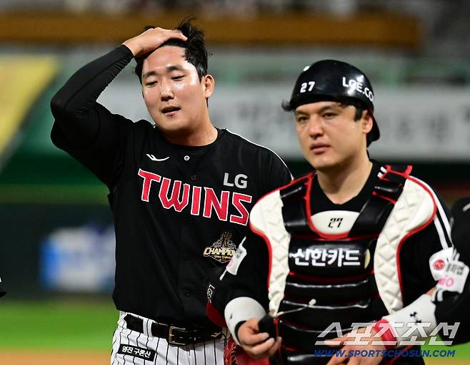 30일 인천 SSG랜더스필드에서 열린 SSG와 LG의 경기. LG가 SSG에 4대 3으로 패했다. 9회말 끝내기 안타를 허용한 LG 마무리 손주영이 그라운드를 나서고 있다. 인천=송정헌 기자songs@sportschosun.com/2026.09.30/