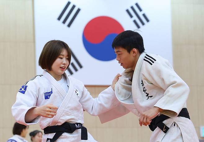연습하는 허미미

    (진천=연합뉴스) 김성민 기자 = 유도 국가대표 허미미가 9일 충북 진천군 진천국가대표선수촌에서 열린 2026 아이치·나고야 아시안게임 유도 국가대표팀 미디어데이 공개 훈련에서 연습하고 있다. 2026.9.9

    ksm7976@yna.co.kr

(끝)





<저작권자(c) 연합뉴스, 무단 전재-재배포, AI 학습 및 활용 금지>