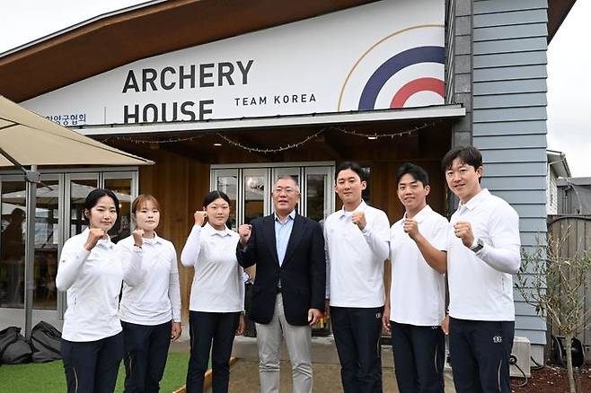 정의선 현대차그룹 회장과 대한양궁협회 선수들이 기념촬영을 하고 있다. ⓒ대한양궁협회