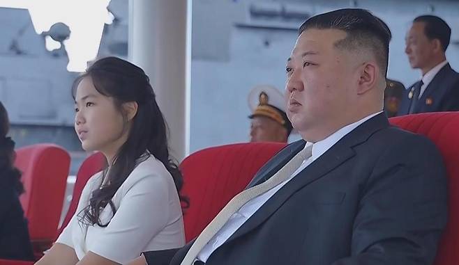김정은 북한 국무위원장(오른쪽)이 6일 강원 원산항에서 열린 5000t급 구축함 ‘강건호’ 취역식에서 딸 주애와 나란히 앉아 있다. 조선중앙TV 화면 캡처