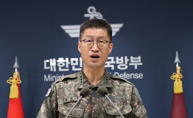강현우 합참 작전본부장이 30일 서울 용산구 국방부에서 비무장지대(DMZ) 지뢰 폭발 관련 입장을 밝히고 있다. [연합뉴스]