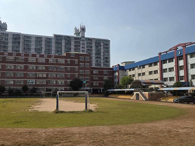 인천 서해구 신석초등학교 전경. 지난해 인근 데이터센터와 변전소를 잇는 특고압선이 학교를 지나간다는 사실이 알려지면서 학부모들의 반발이 일었다. 변은샘 기자