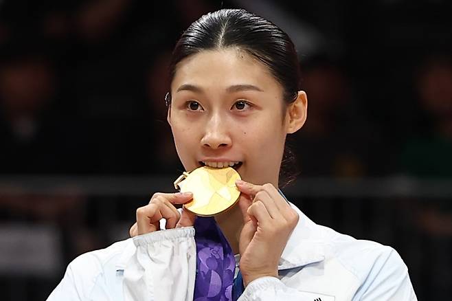 26일 일본 나고야 아이치 인터내셔널 아레나에서 열린 2026 아이치·나고야 아시안게임 여자 농구 한국 대 일본 결승. 한국 이해란이 금메달을 물어보고 있다. [연합뉴스]