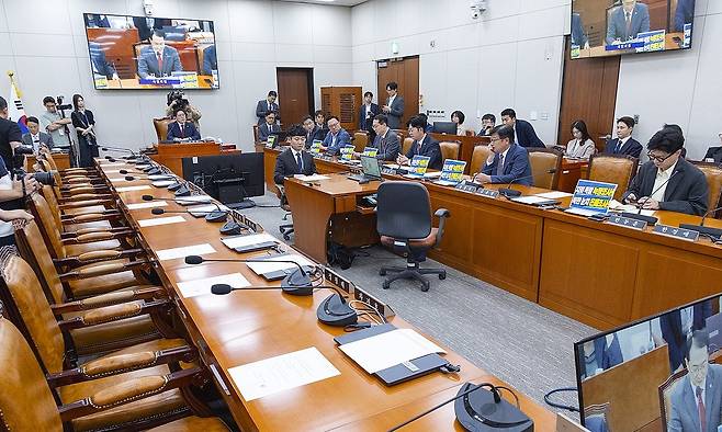 = 30일 국회에서 국민의힘 단독으로 개최한 외교통일위원회 전체 회의에 더불어민주당 의원들과 정부 관계자가 불참해 자리가 비어 있다. 이날 외통위는 비무장지대 폭발 사고와 우크라이나 북한군 포로 국내 송환과 관련한 현안 질의를 위해 열렸지만, 여야 간사 간 합의 없이 개의하면서 더불어민주당 의원들과 외교부·통일부 장·차관은 전원 불참했다. 2026.9.30 [사진=연합뉴스]