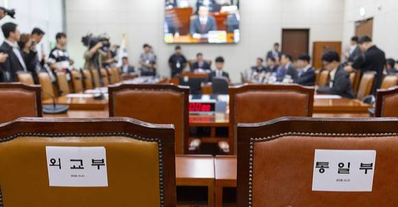 = 30일 국회에서 국민의힘 단독으로 개최한 외교통일위원회 전체 회의에 더불어민주당 의원들과 정부 관계자가 불참해 자리가 비어 있다. [사진=연합뉴스]