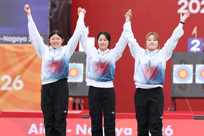 대한민국 강연서(왼쪽부터), 박정윤, 박예린이 30일 일본 오카자키 중앙종합공원 다목적광장에서 열린 2026 아이치·나고야 아시안게임 양궁 컴파운드 여자 단체전 시상식에서 동메달을 수상하기 위해 단상에 오르고 있다. 뉴스1