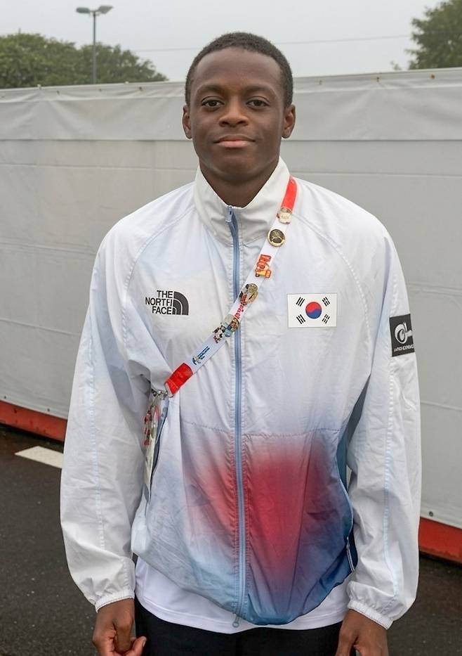 안산시청 육상부 소속 비웨사 다니엘 가사마 선수가 아시안게임 남자 400m 계주에 출전해 한국 신기록으로 동메달을 목에 걸었다. 안산시 제공