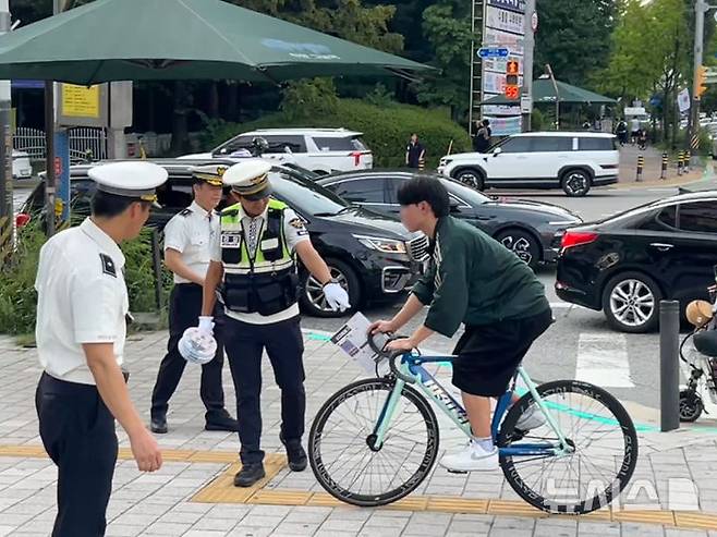 [세종=뉴시스] 경찰이 픽시자전거 등을 단속 중이다. (사진=뉴시스 DB).