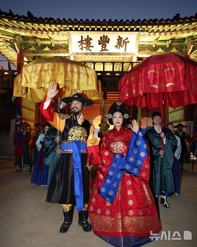 [수원=뉴시스] 김종택 기자 = 제63회 수원화성문화제 프레스데이가 열린 29일 오후 경기 수원시 화성행궁에서 정조대왕 능행차 거둥행렬이 진행되고 있다. '새빛홍민'을 주제로 10월 4일부터 11일까지 화성행궁, 연무대, 방화수류정 등에서 열리는 수원화성문화제는 전통과 현대를 아우르는 다양한 콘텐츠를 통해 정조대왕의 효심과 개혁정신, 수원화성의 가치를 새롭게 선보인다. 2026.09.29. jtk@newsis.com