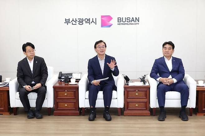 [부산=뉴시스]부산시는 30일 오전 시청 7층 의전실에서 박홍배 더불어민주당 부산시당위원장(왼쪽)과 이성권 국민의힘 부산시당위원장(오른쪽), 전재수 부산시장(가운데)이 참석한 가운데 '부산 발전 여·야·정 회의'를 열었다. (사진=부산시 제공) 2026.09.30. photo@newsis.com *재판매 및 DB 금지